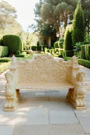 Banc en pierre avec statues sculptées