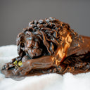 Sculpture en bronze d'une statue de lion endormi