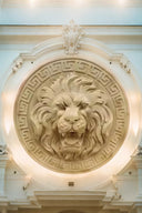 Cocarde en pierre de relief en marbre blanc