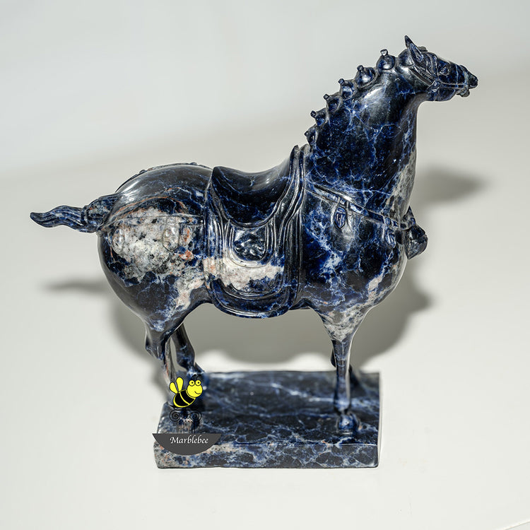 Sculpture de cheval en marbre bleu rare 