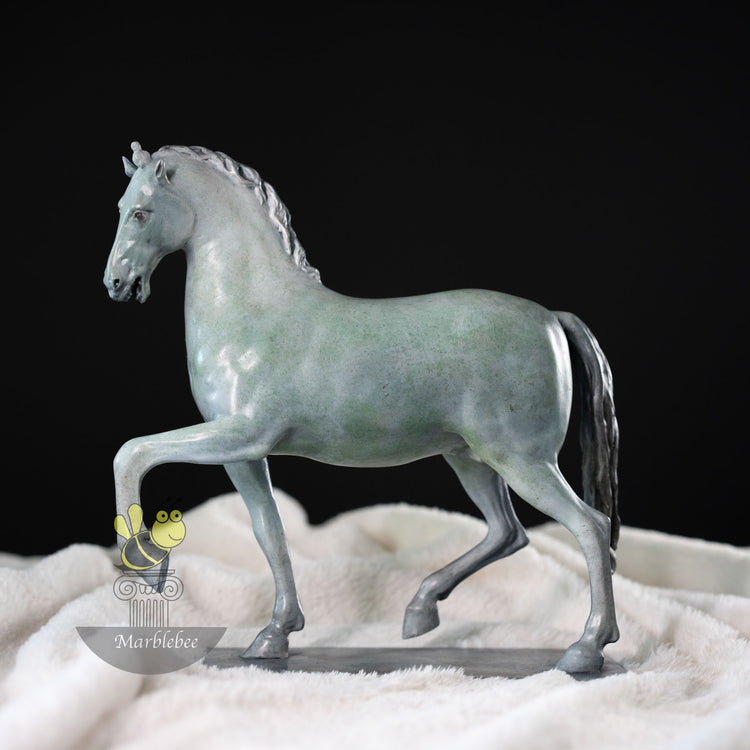 Statue de cheval en marche