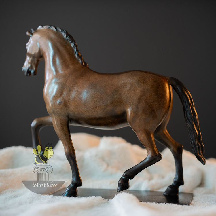Le cheval déambulant en statuette en bronze