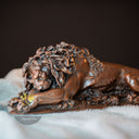 Sculpture en bronze d'une statue de lion endormi