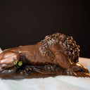 Sculpture en bronze d'une statue de lion endormi
