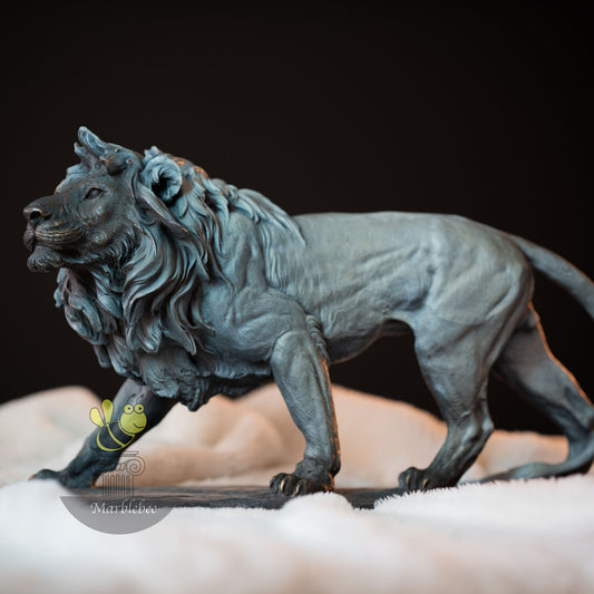 Sculpture en bronze d'un lion rugissant