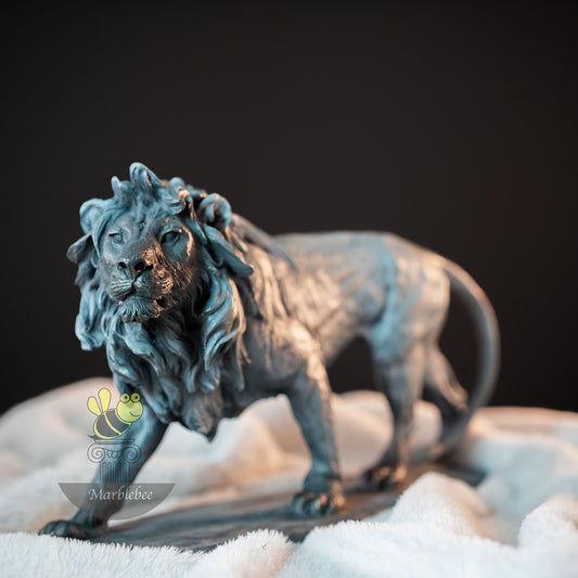 Sculpture en bronze d'un lion rugissant