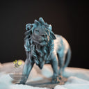 Sculpture en bronze d'un lion rugissant