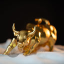 Statuette de taureau chargeant en bronze