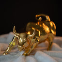 Statuette de taureau chargeant en bronze