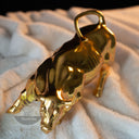 Statuette de taureau chargeant en bronze